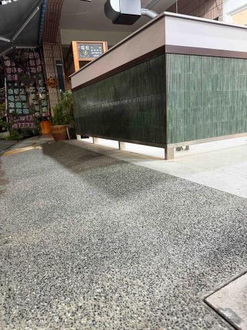 陳俊吉泥作統包 - 抿石子
順道一提 綠色的磁磚也是師傅貼的唷