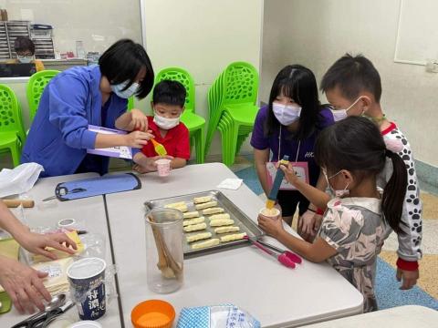 吳佳榛 - 陪伴小孩一起做烘焙