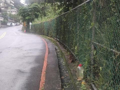 楊小姐 - 每天山上餵浪貓罐頭飼料肉泥 至少每月自掏腰包3-4000以上 