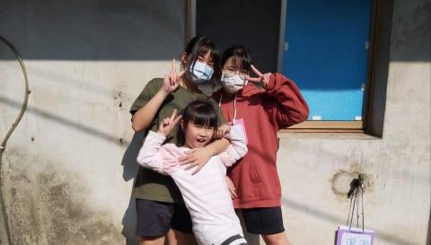 吳佳榛 - 與陪伴的小孩合照