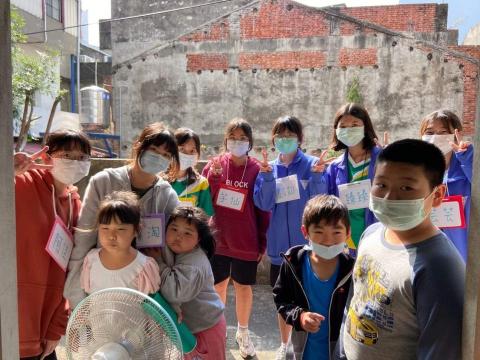 吳佳榛 - 與小朋友的大合照