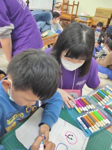 吳佳榛 - 陪伴小朋友畫畫