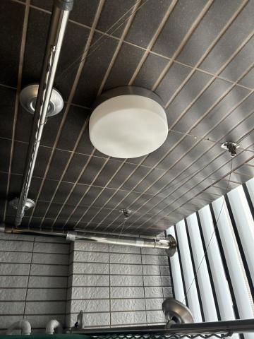 周文翔 - 手搖曬衣架安裝上牆