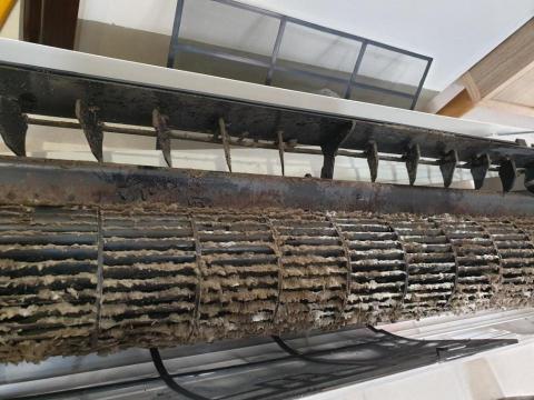 安誠專業淨洗冷氣洗衣機水塔電熱水器除塵蟎 - 清洗前