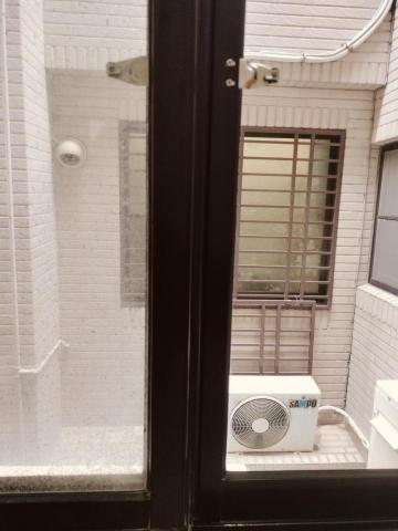 周庭蓁 - 窗戶清潔前後