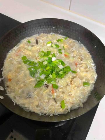 初心常在-Lena - 1天的開始～早餐來一碗熱呼呼
吻仔魚蔬菜燕麥粥～高纖、低升糖、蛋白質豐富，好煮又好吃。