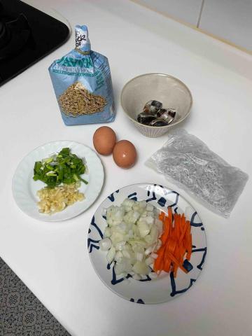 初心常在-Lena - 吻仔魚蔬菜燕麥粥～高纖、低升糖、蛋白質豐富，好煮又好吃～（自製高湯-可善用洋蔥、香菇、胡蘿蔔、蒜頭、幾顆蛤蠣）

(Rolled oat)鋼切燕麥中含&beta;-葡聚糖，有助降膽固醇、穩定血糖、促進腸道健康與調節免疫功能，適合心血管與代謝風險族群，特別適合減重、三高與代謝症候群族群、銀髮族、忙碌上班族與學生。

不適合：腎功能不佳、晚期腎臟病患者、麩質不耐或過敏者。