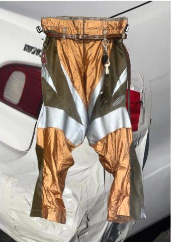 FRMSA - 以 &rdquo;車禍&rdquo; 為主題的拼接重機褲