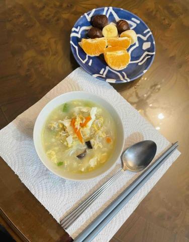 初心常在-Lena - 1天的開始～早餐來一碗熱呼呼
吻仔魚蔬菜燕麥粥～高纖、低升糖、蛋白質豐富，好煮又好吃。 
搭配少量栗子、新鮮水果，酸甜可口，營養加分。