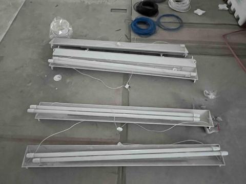 新坊工程行 - 日光燈拆除