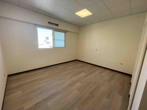 鴻居工程行 林先生 - SPC卡扣地板、冷氣包管窗簾盒