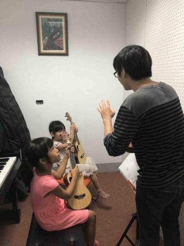 洪老師 - 音樂教室側拍