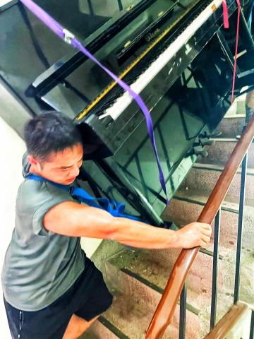 楊澤樑 - 圖中是一台3號的鋼琴在3樓，需要清運，案場位於巷子內，所以需要人力搬運，當然結果是順利完成任務~~
或許您對於（清運）（搬家）（搬運）有些許陌生，但問問不用錢，一定會盡可能回答您的疑惑~並與您討論，使用您覺得最放心且合適的方案~~歡迎洽詢~
快過年了，可以加緊腳步預約~~
#廢棄。#清運。#搬家。#退租。#整棟。#跨縣市
0977037461（賴同電話）
如在搬運中未回覆，請稍後，定回覆您