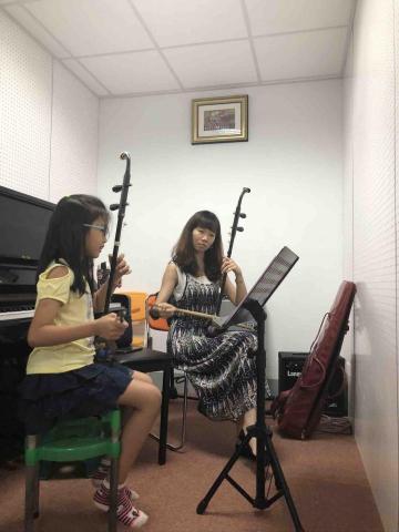 洪老師 - 音樂教室側拍