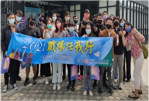 A&sup2; 勞資顧問師 - 職場觀摩計畫帶領青年體驗綠能產業職場流程，提升技能認知與興趣探索，並透過實務分享與徵才資訊，協助銜接就業，同時強化企業品牌並與政府計畫接軌。