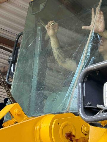 嘉統國際有限 - 推土機玻璃施工隔熱紙