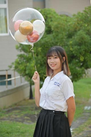 邱若語 - 您好，我是邱若語，目前就讀國立中央大學經濟系，個性活潑大方，也擅長以耐心、循序漸進的方式陪伴孩子學習與成長。寒暑假期間，我希望能陪伴國小孩子全科學習，幫助他們建立扎實基礎與正確觀念，也能陪幼稚園孩子玩耍、伴讀，讓他們在遊戲與學習中培養好習慣與興趣。

我在學測數學 B 拿到滿級分 15，國文與社會也都達頂標，能以簡單易懂的方式講解各科觀念，搭配例題或遊戲式學習，讓孩子真正理解、享受學習的過程。