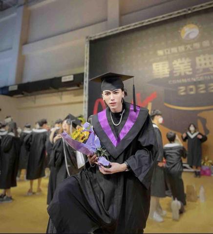 王亦辰 - 國立高雄大學法律學系畢業照