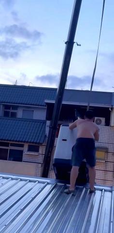 楊澤樑 - 
廢棄清運載運/搬家，                  
 整棟/套房/單件/垃圾清運/搬家
長短途運送搬運/搬家
0977037461（賴同電話）（合法）
#廢棄。#清運。#搬家。#退租。#整棟。#跨縣市
0977037461（賴同電話）
如在搬運中未回覆，請稍後，定回覆您
圖中是想表達一個使命必達的概念~~ #過年