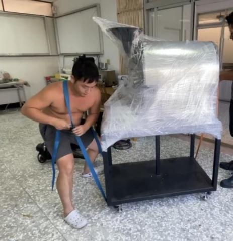 楊澤樑 - 這座是商業用的咖啡烘豆機，在場的廠商稱整座有接近（250公斤），廠商看著我們的動作，一直關心我們是否需要幫忙，我笑笑著回答說不用
接著露出肩膀的瘀痕，說這些年南北二路這樣跑，這樣搬，這些痕跡也快織成一片地圖了
最後結尾當然是在一片掌聲下，圓滿落幕
#搬家 #套房搬家 #住家 #單件搬運 #清運 #垃圾 #廢棄家具 #整棟 #套房退租
0977037461（賴同電話）歡迎洽詢