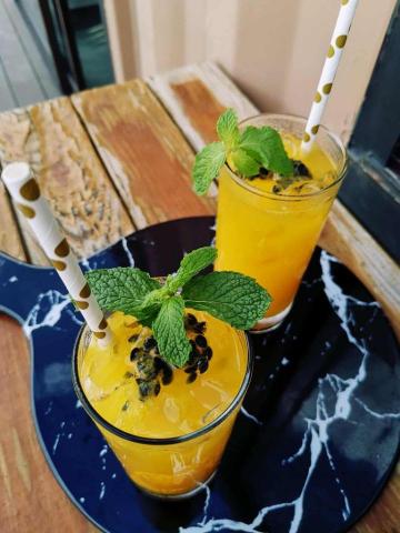 馬的吧子行動酒吧 - 清爽的百香果特調不論是酒精濃郁還是微醺都很適合，喜歡調酒的你一定要來一杯