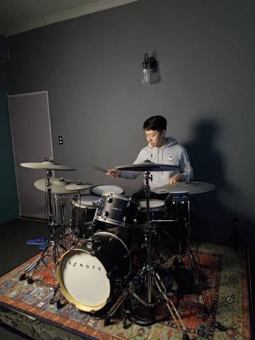 DrumsOnline - 爵士鼓老師老黏