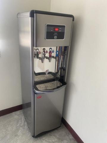 黃偉哲 - 落地型飲水機
