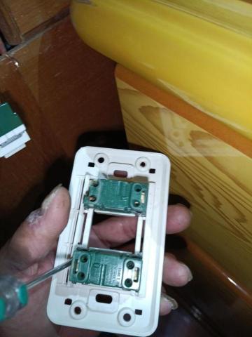 吳鋕漳 - 更換浴室燈開關前