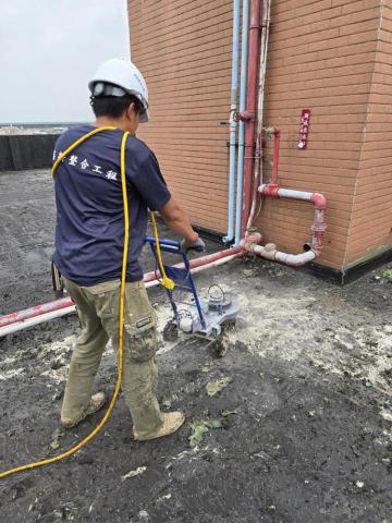 邱炳嘉 - 頂樓pu拋除施作