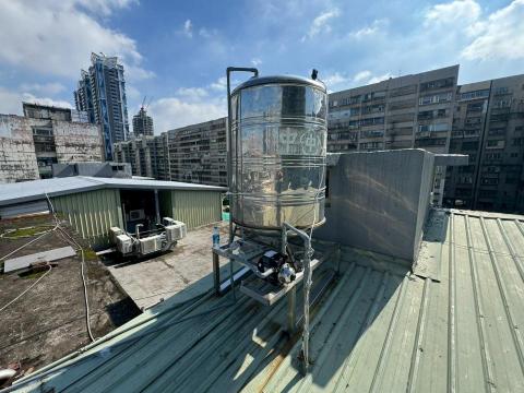 五鑫水電工程修繕 - 水塔底座 改成不鏽鋼底座 移位在復原