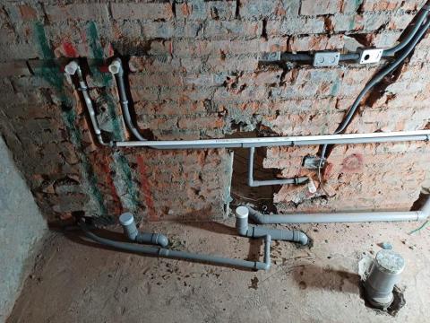 阿杰水電行 - 廁所排水配管。冷熱水管設計按裝。