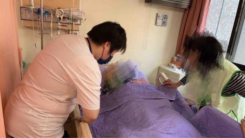 小安 - 協助照顧病患且安撫