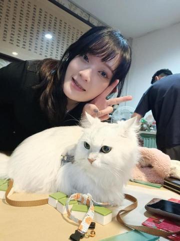 李伊庭 - 第一張跟貓姪女的合照(⁠&nbsp;⁠╹⁠▽⁠╹⁠&nbsp;⁠)