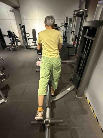 劉益廷 - ＊70歲高齡長者重訓
＊本身患有腰椎滑脫、髖關節骨裂、靜脈曲張、膝關節受損
＊採輕重量訓練
＊一週二練