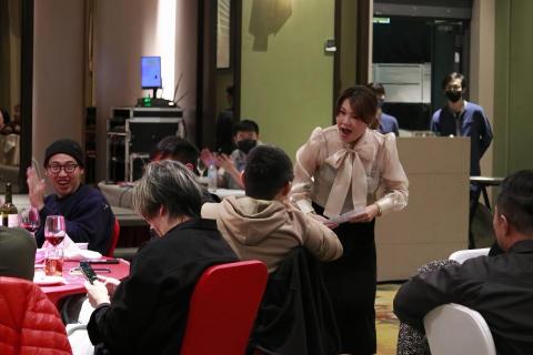 活動主持人BB ｜穩重 &times; 活力 - 企業尾牙-我安排了找財神爺加碼的趣味橋段，搭配歌曲"財神到"找到隱身財神爺(長官)，我的肢體與表情生動且下台互動，將全場期待的情緒疊加到最高點。