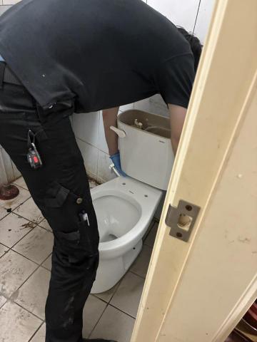 周文翔 - 馬桶舊換新安裝作業