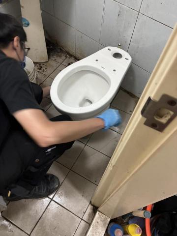 周文翔 - 馬桶舊換新安裝作業