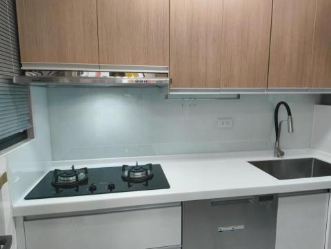 提供壁貼鏡子服務的專家周先生