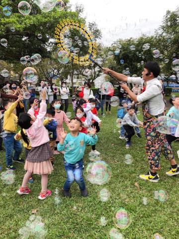 杰生創意娛樂 - 夢幻泡泡表演，純真的笑容