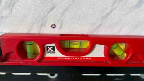 范范 - 家中客廳（壁掛架水平調整圖）