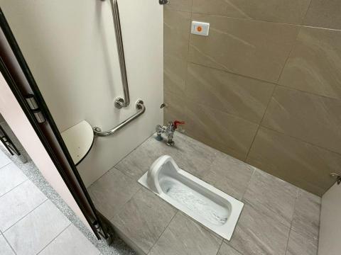 敬庭有限公司 - 廁所整修工程(蹲式馬桶、島擺、地壁磚、無障礙扶手及求救鈴)