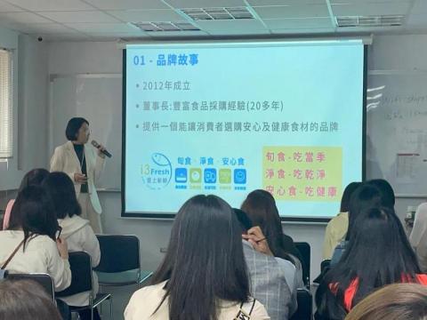 林采晴 - 受邀參與耐德公司的團購試吃會
因先前開發過團購業務，故臨時受邀參與耐德公司的團購試吃會，從試吃會的活動企劃、簡報製作、到選品試吃、現場佈置等流程，在一週內規劃完成，也代表公司上台簡報。