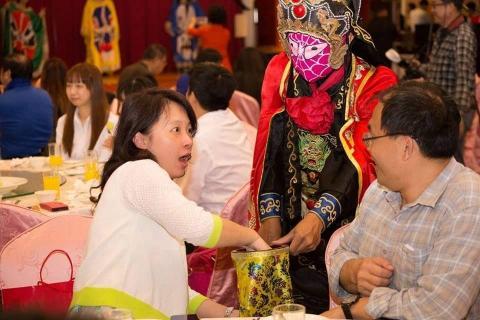 杰生創意娛樂 - 傳統與現代融合的川劇變臉，為何觀眾如此驚訝