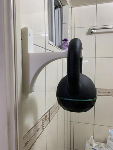 周耘佑 - 沿用業主原先浴室牆上的孔位客制化的架子，經過設計後測試單邊能承重6KG