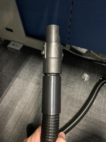 周耘佑 - 業主原先的吸塵器管斷裂，但所幸幫他按造管子大小逆向設計，列印一個連接器直接鎖上使用