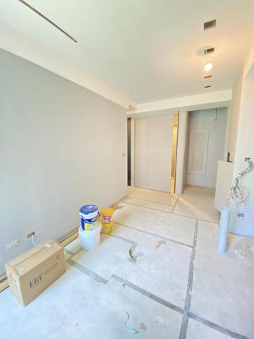 上木匠室內裝修有限公司 - 本案為住宅室內木作與天花整合工程，施工階段即精準預留燈具、空調與管線位置，確保完工後線條俐落、維修便利。天花與牆面木作皆依現場條件客製製作，注重水平垂直校正與收邊細節，讓完成面乾淨耐看。施工過程做好地坪與成品保護，降低後續工種干擾。從放樣、結構到表面完成皆親自把關，讓設計能確實落地，是許多設計師與屋主長期配合的木作選擇。