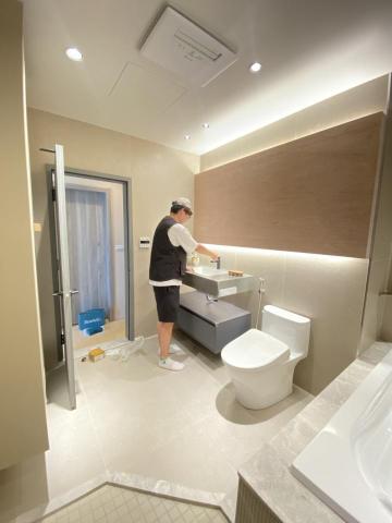 上木匠室內裝修有限公司 - 本案為住宅衛浴空間木作整合施工，重視整體比例、實用機能與細節收邊。木作櫃體皆依現場量身訂製，與磁磚、衛浴設備精準銜接，線條俐落、縫隙細緻。施工過程中注重防潮、防變形處理，確保長期使用的耐久度與安全性。從設計溝通、材料選用到現場施作皆親自把關，讓客戶不只做得到，更住得安心。選擇我，就是選擇細節到位、品質負責的專業木作。