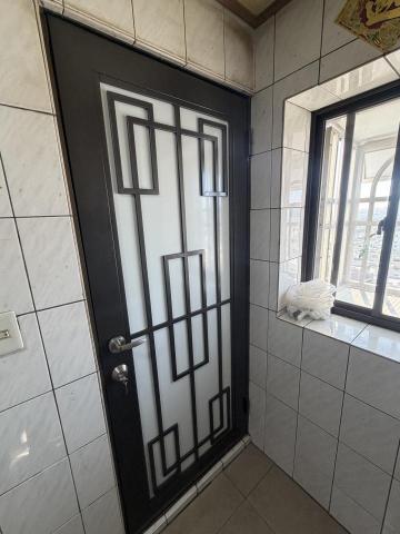 開鑫鐵工廠 - 施工後，更換門片（訂製304不銹鋼烤漆包板）