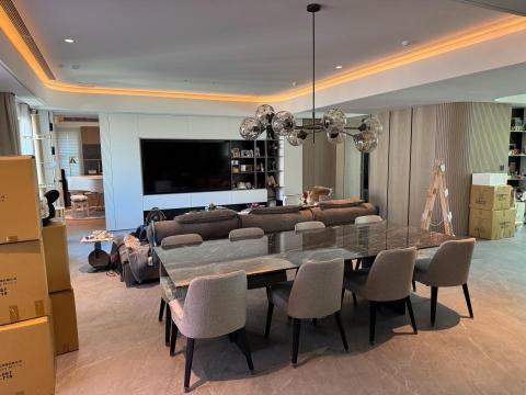 上木匠室內裝修有限公司 - 本案為住宅公共空間木作整合工程，包含電視主牆、展示收納櫃、立面造型牆與天花間接燈槽，全室比例與線條於施工前即精準放樣，確保完工視覺一致、空間放大。櫃體皆為現場量身訂製，門片與牆面齊平，收邊俐落不雜亂。施工中特別配合燈光、空調與後續家具尺寸，讓設計完整呈現、不留遺憾。重視細節、好溝通、願意配合修改，是許多設計師與屋主信賴並長期合作的木作團隊