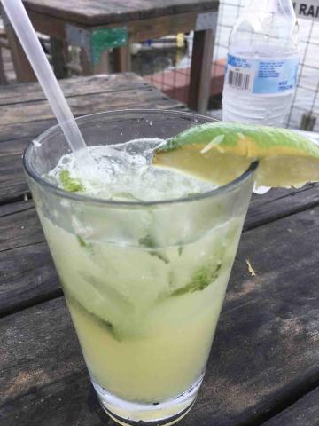 舒舒 - 調酒Mojito 經典配方包含淡蘭姆酒、新鮮萊姆汁、糖（或糖漿）、薄荷葉和蘇打水，做法是將薄荷葉、糖和萊姆汁在杯中輕輕搗壓出香氣，加入蘭姆酒、碎冰，最後用蘇打水加滿並稍微攪拌，以薄荷葉或檸檬片裝飾。國際調酒協會 (IBA) 官方配方為 45ml 蘭姆酒、20ml 萊姆汁、6片薄荷葉、2茶匙糖和蘇打水。 